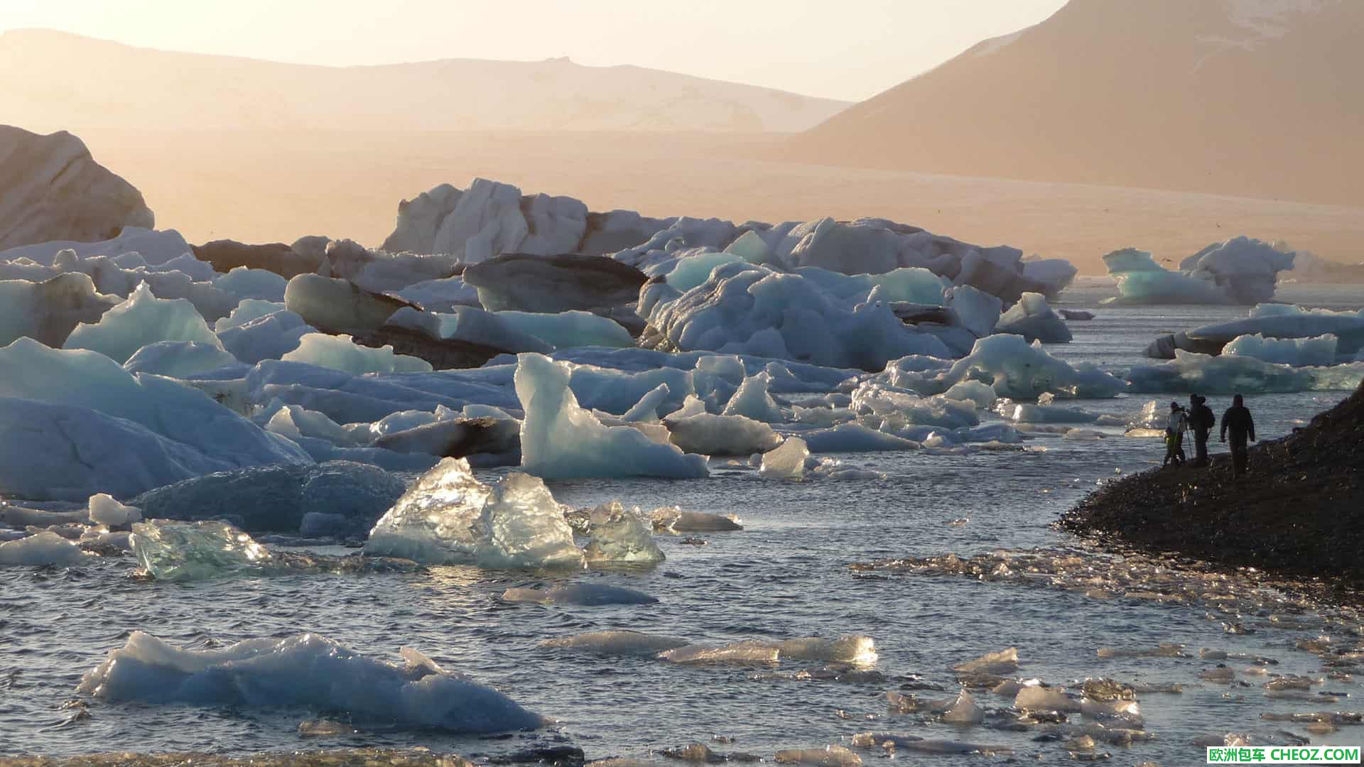 jokulsarlon-glacier-lagoon-people-iceland-min.jpg